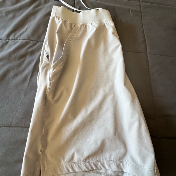 ALO Yoga Men's Silver and Navy Athletic Shorts - Picture 4 of 6